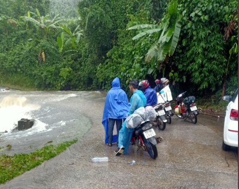 Đường 20 Quyết Thắng đã bị ngập một số đoạn như: gần Hang 8 Cô, Km 21... một số phương tiện không thể qua lại được. Ảnh: Đức Trí. Đường 20 Quyết Thắng đã bị ngập một số đoạn như: gần Hang 8 Cô, Km 21... một số phương tiện không thể qua lại được. Ảnh: Đức Trí.