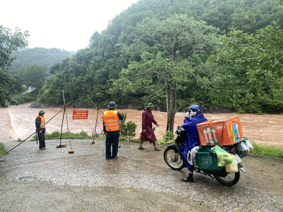 Lực lượng chức năng Quảng Bình đã đặt biển cảnh báo, bố trí lực lượng chốt chặn, không cho người dân, phương tiện qua lại các ngầm tràn ngập sâu. Ảnh: Đức Trí.