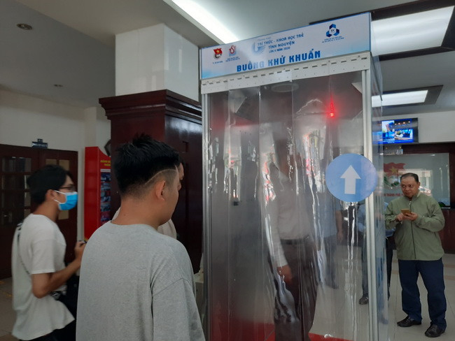 Rất đông khách đến trải nghiệm buồng khử khuẩn Rất đông khách đến trải nghiệm buồng khử khuẩn