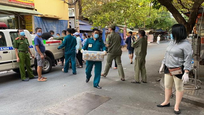 Các phần ăn được đưa vào trong khu chung cư Hòa Bình -quận 10