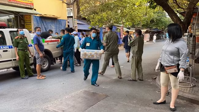 Các phần ăn được đưa vào trong khu chung cư Hòa Bình -quận 10 Các phần ăn được đưa vào trong khu chung cư Hòa Bình -quận 10