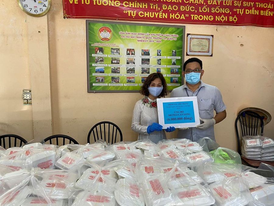 Bà con cư dân ở chung cư Hòa Bình, quận 10 được bếp ăn từ thiện Tường Nguyên, Phường 8, Quận 4 ủng hộ với hơn 350 suất ăn trưa nay