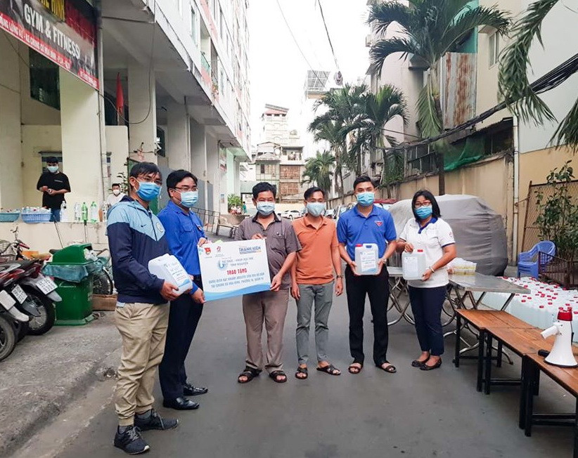 Đại diện Thành đoàn TP.HCM và Trung tâm KH&CN trẻ TP.HCM thực hiện chiết xuất 1300 lít dung dịch sát khuẩn Anolyte vào các bình 5 lít để gửi đến cho các hộ dân tại chung cư Hòa Bình (Phường 14, Quận 10).