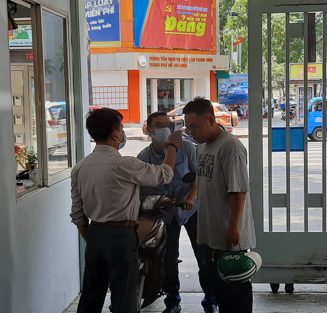 Khách đến liên hệ công tác với Thành đoàn TP.HCM sẽ được đo thân nhiệt trước khi vào trong để phòng chống dịch Covid-19 Khách đến liên hệ công tác với Thành đoàn TP.HCM sẽ được đo thân nhiệt trước khi vào trong để phòng chống dịch Covid-19