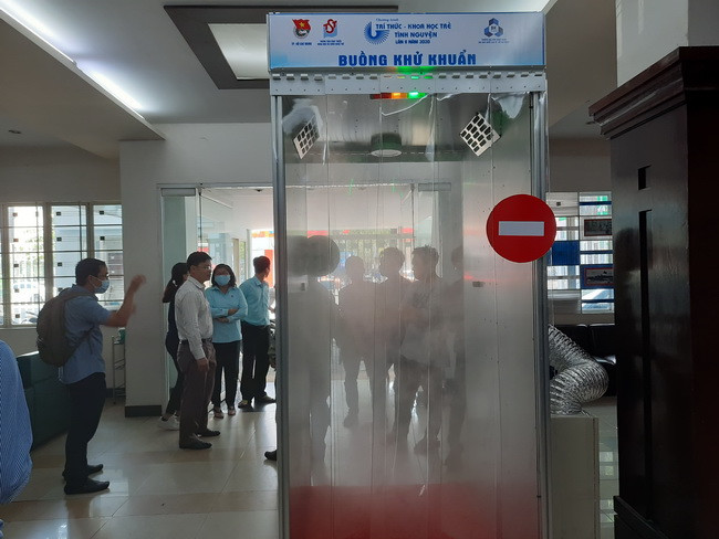 Buồng khử khuẩn dễ dàng tháo lắp, có bánh xe di động, thích hợp đặt ở những nơi có yếu tố nguy cơ cao Buồng khử khuẩn dễ dàng tháo lắp, có bánh xe di động, thích hợp đặt ở những nơi có yếu tố nguy cơ cao