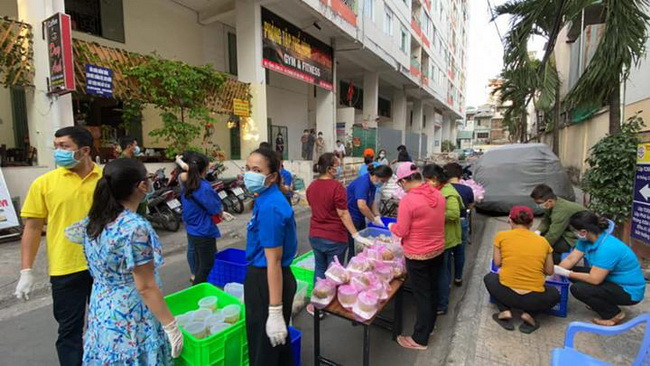 Lực lượng hỗ trợ đến phát cơm miễn phí cho bà con ở khu cách ly