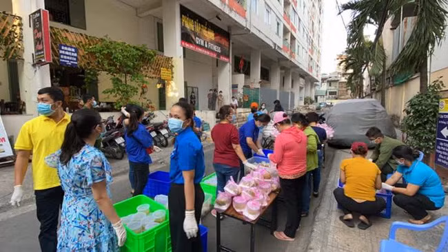 Lực lượng hỗ trợ đến phát cơm miễn phí cho bà con ở khu cách ly Lực lượng hỗ trợ đến phát cơm miễn phí cho bà con ở khu cách ly