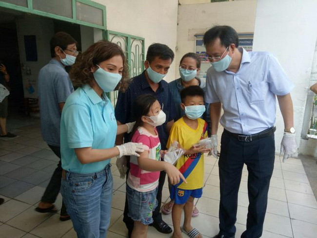 Ông Nguyễn Thành Trung – Phó Chủ tịch UB MTTQ VN TP.HCM và đại diện UB MTTQ VN Quận 10 đến tặng 2.000 khẩu trang cho các hộ dân tại khu chung cư, Phường 14.