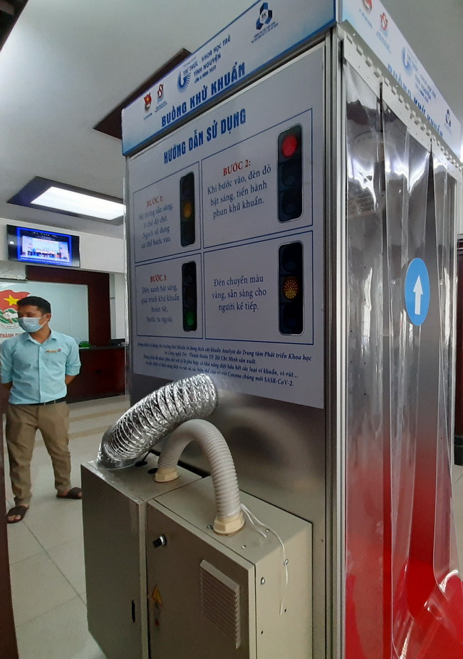 Kết cấu hệ thống máy được gắn với bồn chứa dung dịch khử khuẩn kết nối với bên trong buồng. Kết cấu hệ thống máy được gắn với bồn chứa dung dịch khử khuẩn kết nối với bên trong buồng.