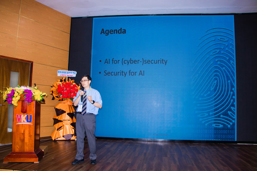 GS. Lê Khắc Nhiên Ân trình bày báo cáo đề dẫn tại hội thảo. Ảnh: Hoàng Vinh.