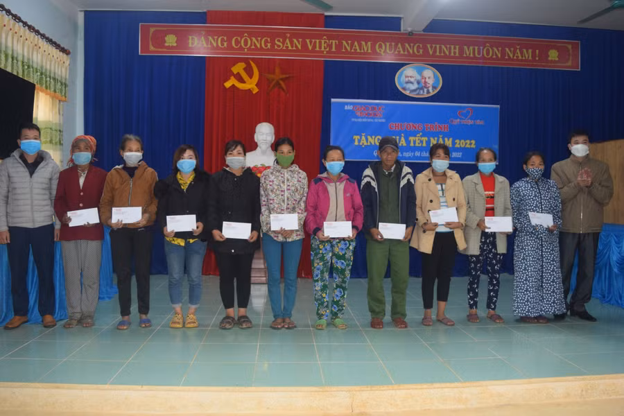 Những phần quà Tết trên do Báo GD&amp;TĐ phối hợp với Tập đoàn Vingroup trao tặng.