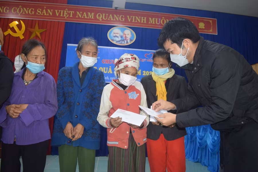 Bà con xã Lâm Hóa vui mừng khi nhận quà Tết.