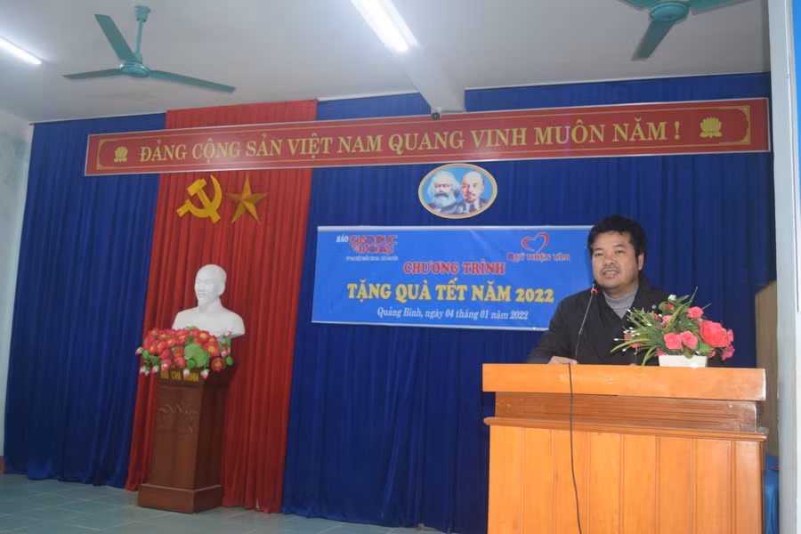 Nhà báo Nguyễn Văn Dũng phát biểu tại buổi lễ trao quà.