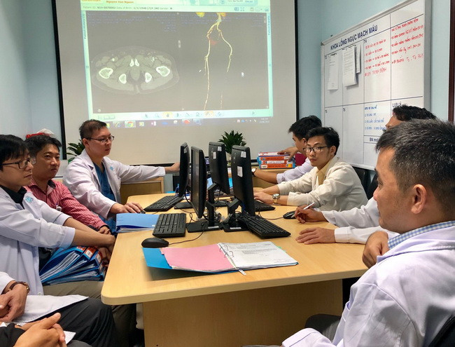 Quang cảnh các bác sĩ hội chẩn cho bệnh nhân. (Ảnh: BVCC).