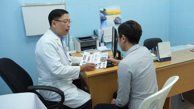 Bác sĩ đang tư vấn bệnh lý mạch máu ngoại biên cho người bệnh. ( Ảnh: BVCC).