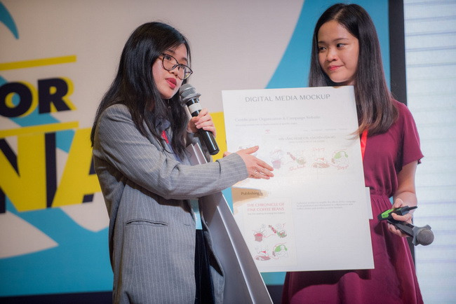 Đội HOMIESOY, sinh viên trường ĐH RMIT, đang trình bày bài dự thi ở hạng mục PR bảng sinh viên