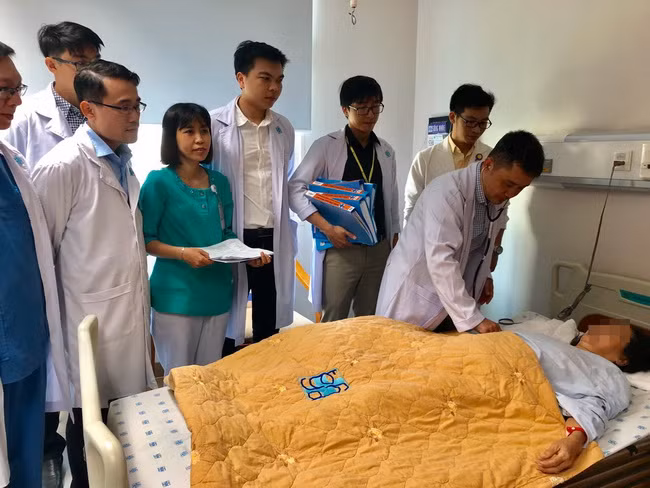 Các bác sĩ thăm khám cho bệnh nhân. (Ảnh: BVCC).