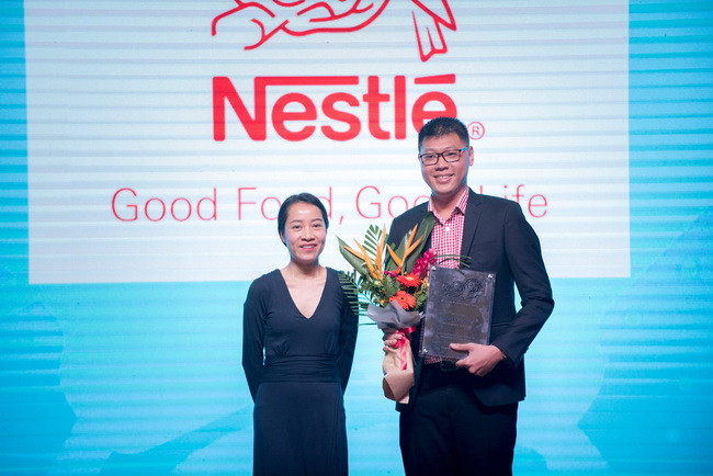 Bà Phạm Thị Diệu Anh - Giám đốc Điều hành AIM Academy, Đại diện BTC cuộc thi tặng hoa và kỷ niệm chương cho đại diện đơn vị tài trợ.