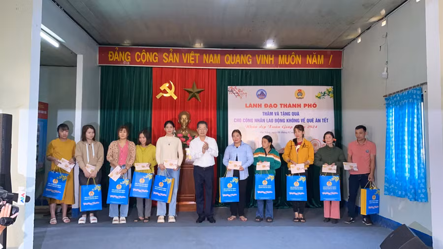 Tặng quà công nhân, người lao động có hoàn cảnh khó khăn.