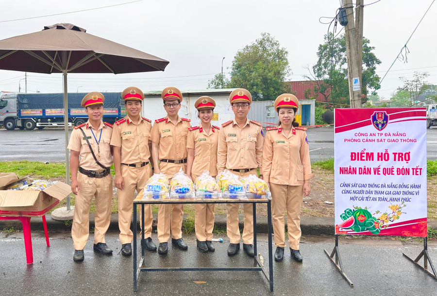 Điểm hỗ trợ người dân về quê đón Tết của Phòng CSGT Công an TP Đà Nẵng. Điểm hỗ trợ người dân về quê đón Tết của Phòng CSGT Công an TP Đà Nẵng.