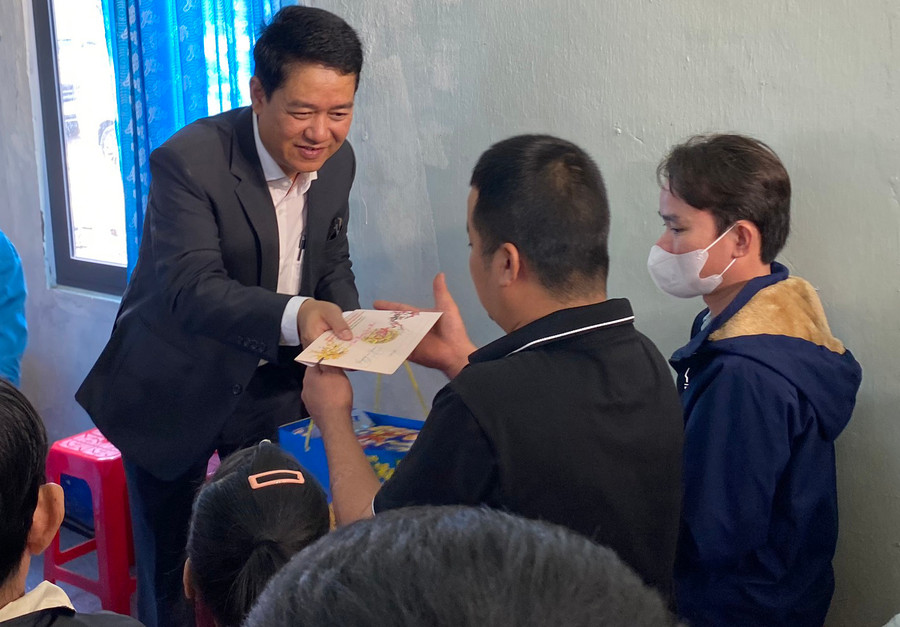 Ông Nguyễn Hà Bắc, Bí thư quận Liên Chiểu tặng quà Tết cho các công nhân, người lao động khó khăn trên địa bàn quận. Ông Nguyễn Hà Bắc, Bí thư quận Liên Chiểu tặng quà Tết cho các công nhân, người lao động khó khăn trên địa bàn quận.