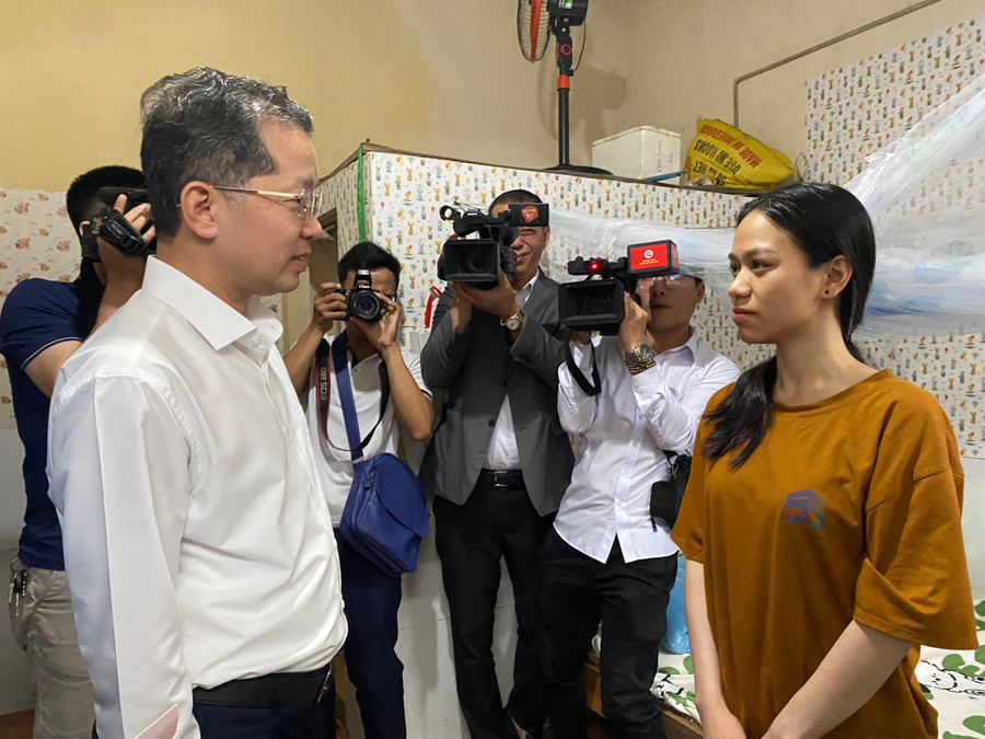 Ông Nguyễn Văn Quảng, Bí thư Thành ủy Đà Nẵng thăm và tặng quà Tết cho chị Pơ Loong Tuyền - công nhân đang làm việc tại thành phố. Ông Nguyễn Văn Quảng, Bí thư Thành ủy Đà Nẵng thăm và tặng quà Tết cho chị Pơ Loong Tuyền - công nhân đang làm việc tại thành phố.