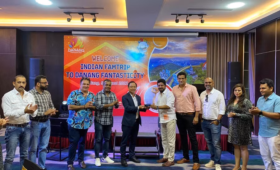 Ông Nguyễn Xuân Bình - Phó Giám đốc Sở Du lịch TP. Đà Nẵng tặng quà lưu niệm cho đại diện đoàn famtrip Ấn Độ. 