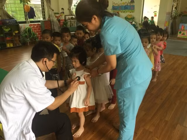 Trẻ ở vùng khó khăn được khám sàng lọc tim bẩm sinh miễn phí.