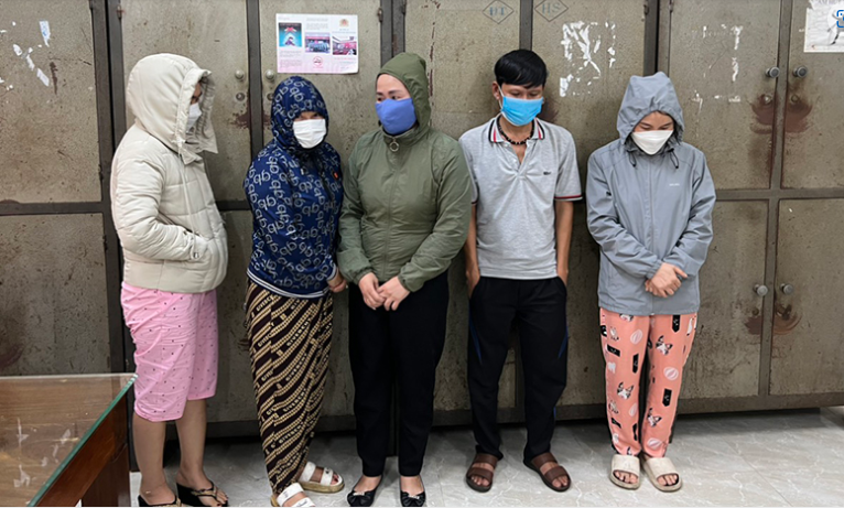 Công an TP Đồng Hới đã ra lệnh giữ người trong trường hợp khẩn cấp, lệnh bắt giữ người trong trường hợp khẩn cấp và quyết định tạm giữ hình sự đối với 16 người về hành vi đánh bạc.