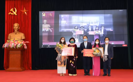 Ban tổ chức trao tặng giải Nhì cho tác phẩm “Bộ tài liệu dạy học tiếng Việt cho trẻ em người Việt Nam ở nước ngoài”.
