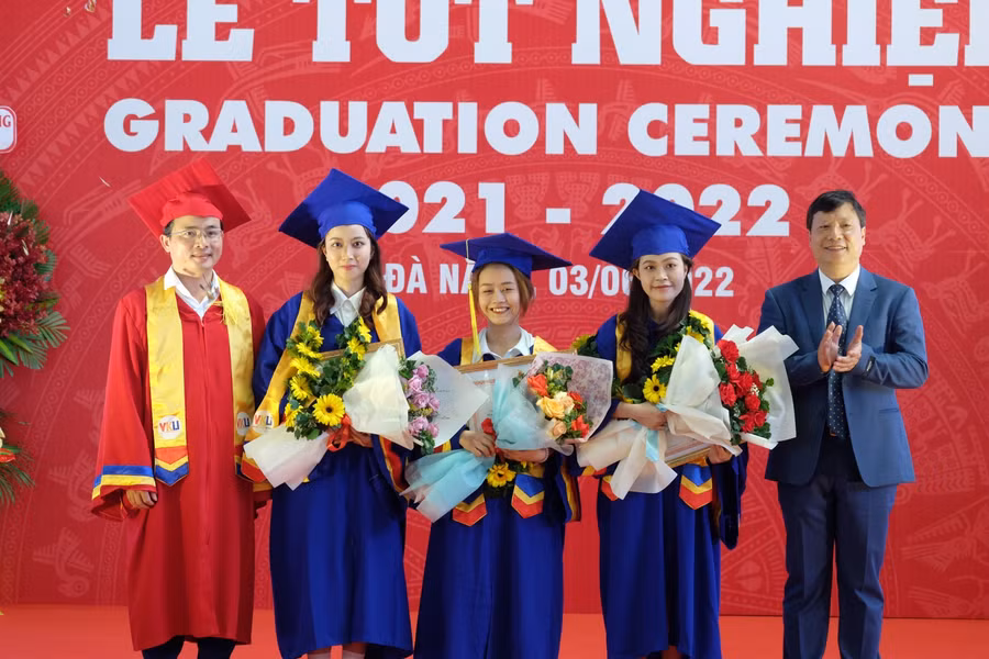 PGS.TS Lê Quang Sơn (bìa phải) - Phó Giám đốc Đại học Đà Nẵng và PGS.TS Huỳnh Công Pháp - Hiệu trưởng Trường VKU trao giấy khen cho các sinh viên thủ khoa toàn khóa học trình độ Đại học khóa 2017. 