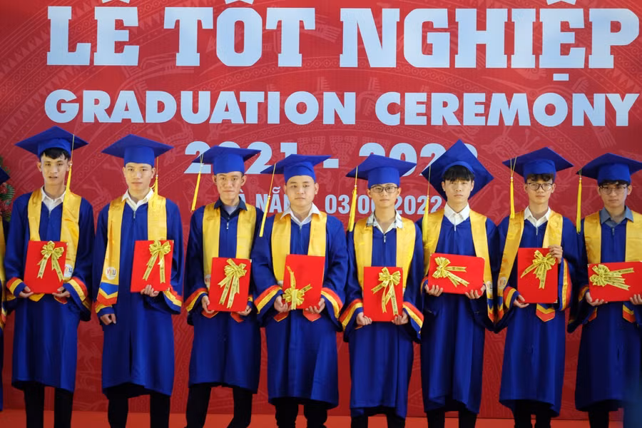 Các sinh viên được nhận vào làm việc tại các công ty sau khi tốt nghiệp ra trường.