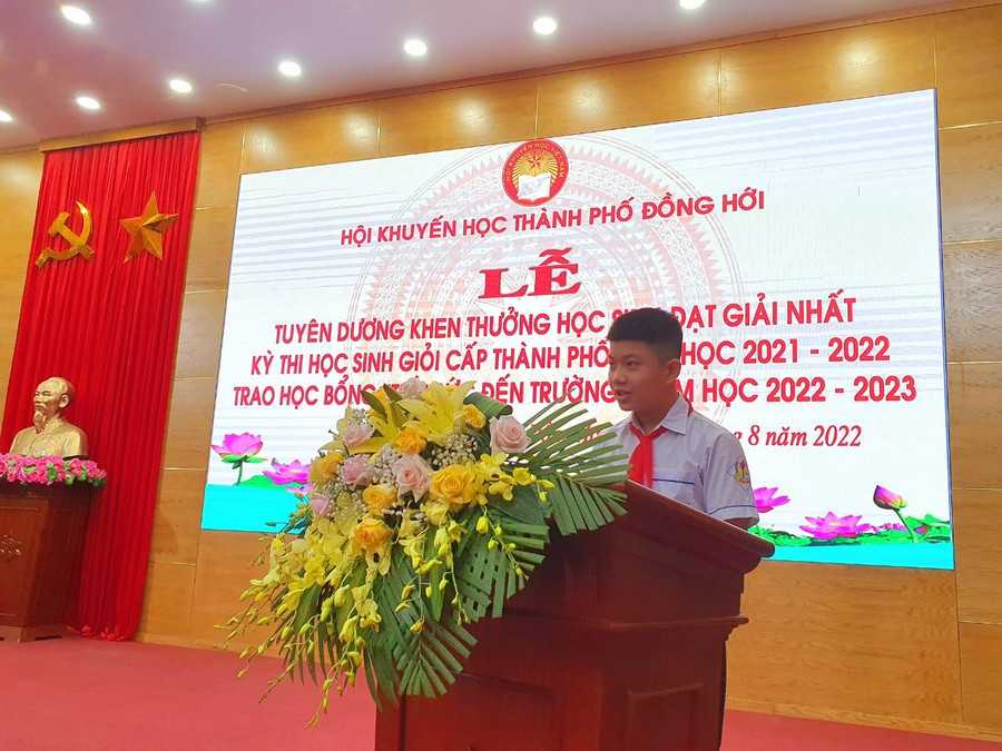 Em Trần Minh Đăng thay mặt các học sinh nhận khen thưởng, học bổng phát biểu tại buổi lễ.