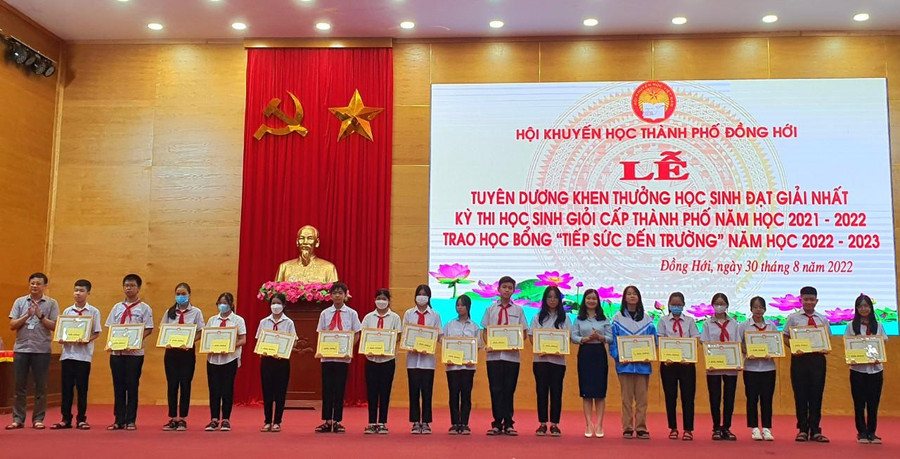 86 suất học bổng mỗi suất 1 triệu đồng đến với 86 học sinh có hoàn cảnh khó khăn.