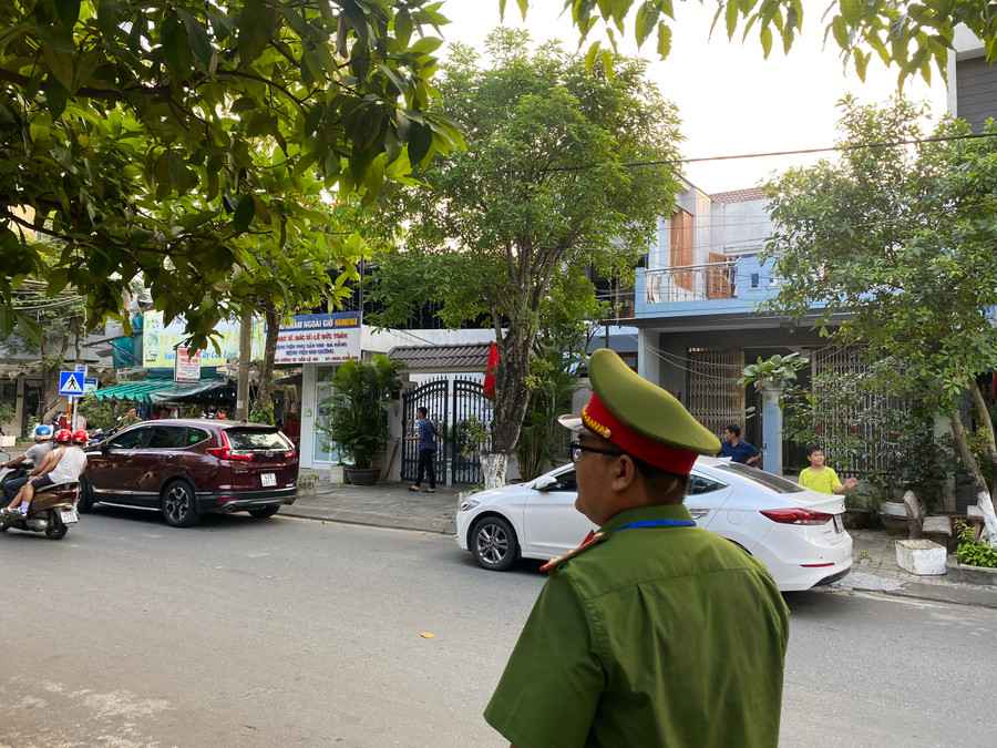 An ninh trước nhà ông Khoa được siết chặt. Ảnh: Hoàng Vinh.