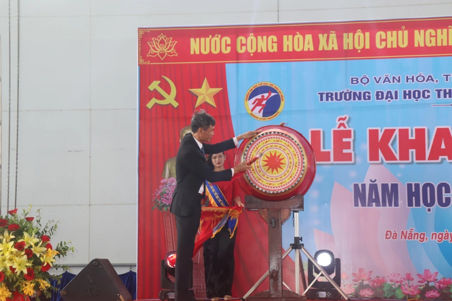 PGS.TS Phan Thanh Hài - Hiệu trưởng Trường Đại học TDTT Đà Nẵng đánh trống khai giảng năm học. 