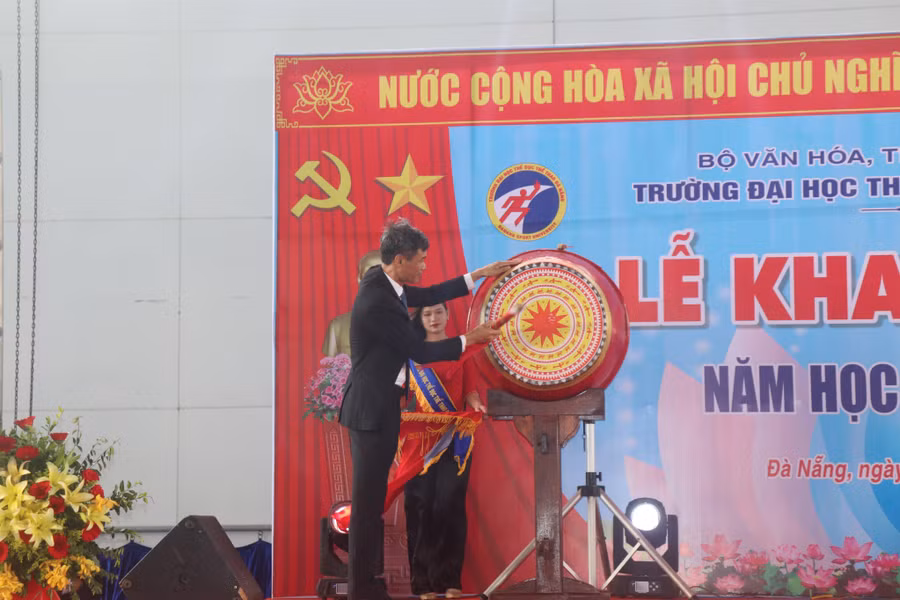 PGS.TS Phan Thanh Hài - Hiệu trưởng Trường Đại học TDTT Đà Nẵng đánh trống khai giảng năm học. 
