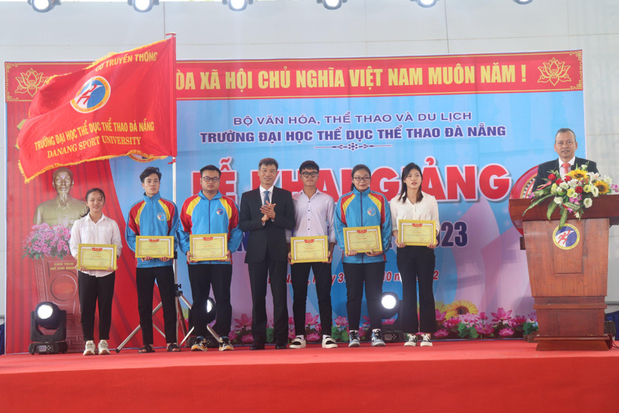 Trường Đại học TDTT Đà Nẵng trao khen thưởng cho các sinh viên có thành tích xuất sắc trong học tập. Trường Đại học TDTT Đà Nẵng trao khen thưởng cho các sinh viên có thành tích xuất sắc trong học tập.