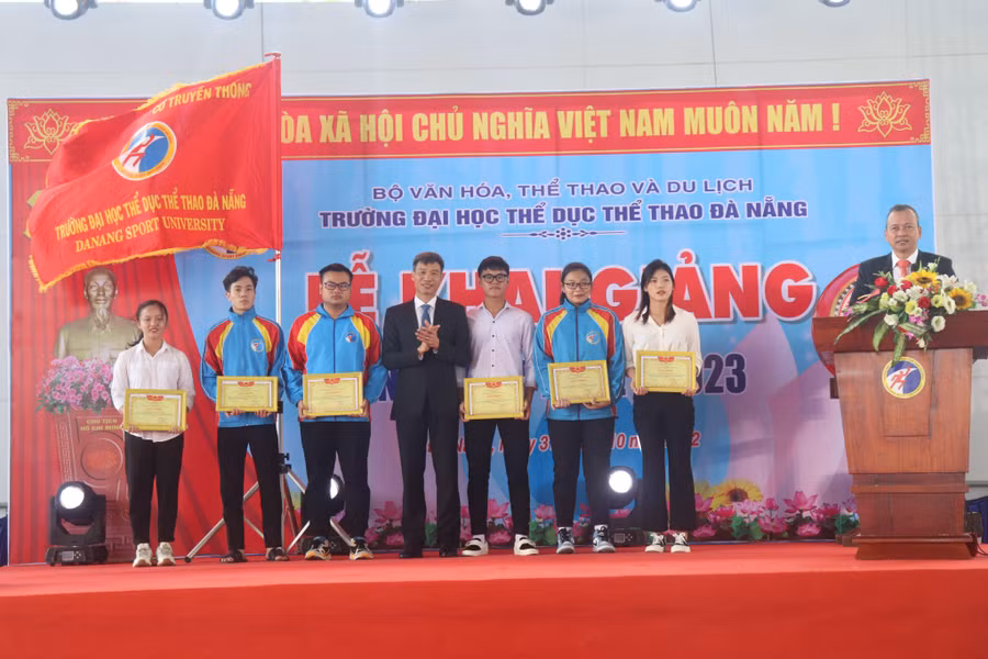 Trường Đại học TDTT Đà Nẵng trao khen thưởng cho các sinh viên có thành tích xuất sắc trong học tập.