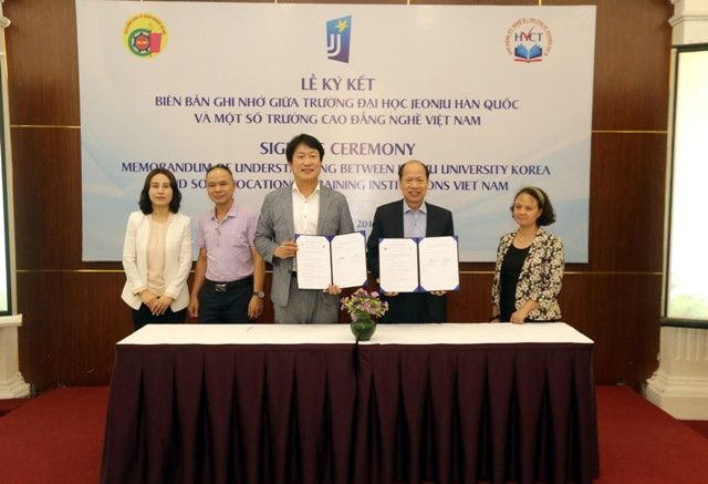 Ký kết biên bản ghi nhớ giữa trường ĐH JeonJu và trường Cao đẳng Kinh tế Công nghiệp Hà Nội Ký kết biên bản ghi nhớ giữa trường ĐH JeonJu và trường Cao đẳng Kinh tế Công nghiệp Hà Nội