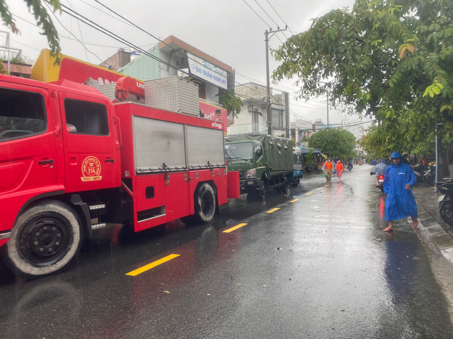Lực lượng CSGT chốt chặn ngay đường Mẹ Suốt. (Ảnh: Hoàng Vinh) Lực lượng CSGT chốt chặn ngay đường Mẹ Suốt. (Ảnh: Hoàng Vinh)