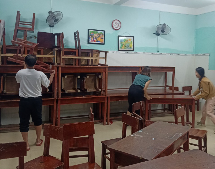 Hối hả dọn đồ tránh lũ.