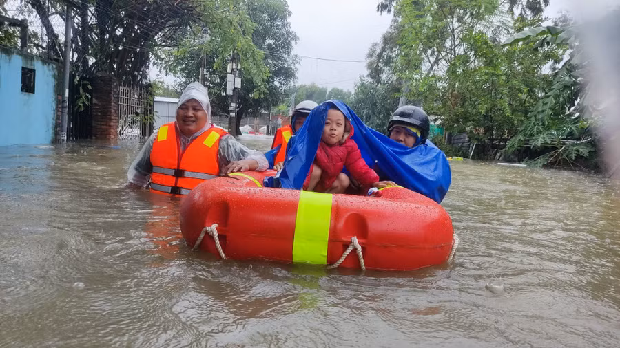 Lực lượng cứu hộ cứu nạn đã có mặt kịp thời, ứng cứu 12 người mắc kẹt trong lũ.