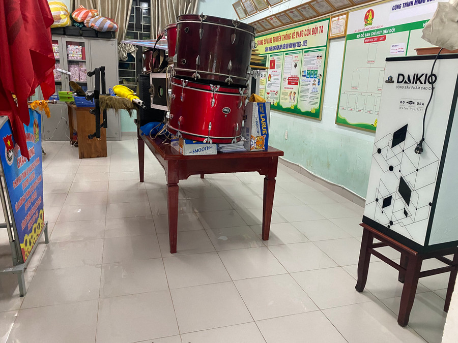 Một trường tiểu học trên địa bàn quận Liên Chiểu đã đưa các đồ dùng học tập lên nơi cao để tránh nước lụt. (Ảnh: Thanh Lịch)