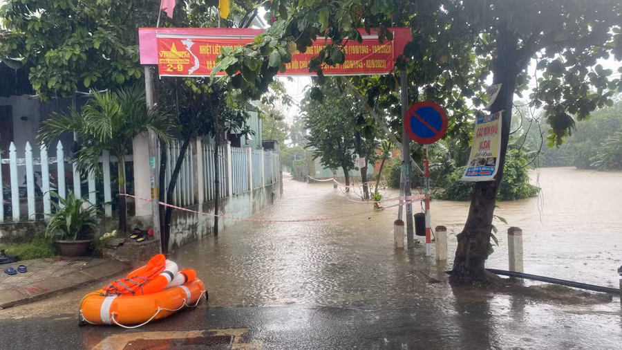 Khu đường Mẹ Suốt nước ngập rất sâu. Lực lượng Công an cùng trang thiết bị cứu hộ luôn túc trực tại nơi ngập. (Ảnh: Hoàng Vinh)