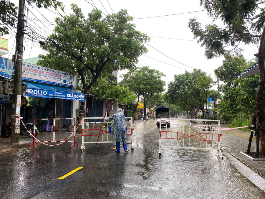 Lực lượng chức năng rào chắn không cho người và phương tiện qua khu vực ngập nước. (Ảnh: Hoàng Vinh)