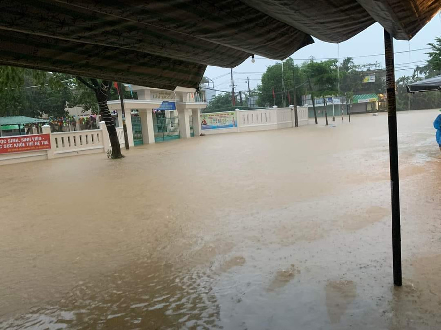 Trường Tiểu học Lâm Quang Thự (xã Hòa Phong, huyện Hòa Vang, TP Đà Nẵng) bị ngập. (Ảnh: Hoàng Vinh)