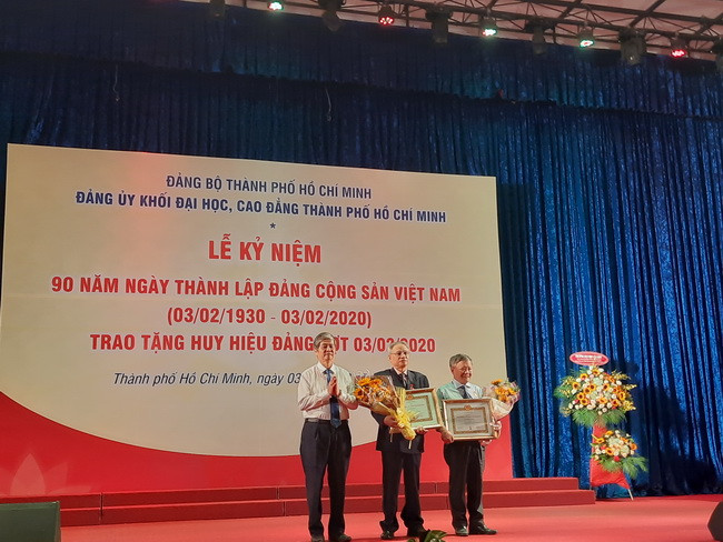 Phó Bí thư Thường trực Đảng ủy khối Phạm Thiên Kha trao Huy hiệu cho các đảng viên