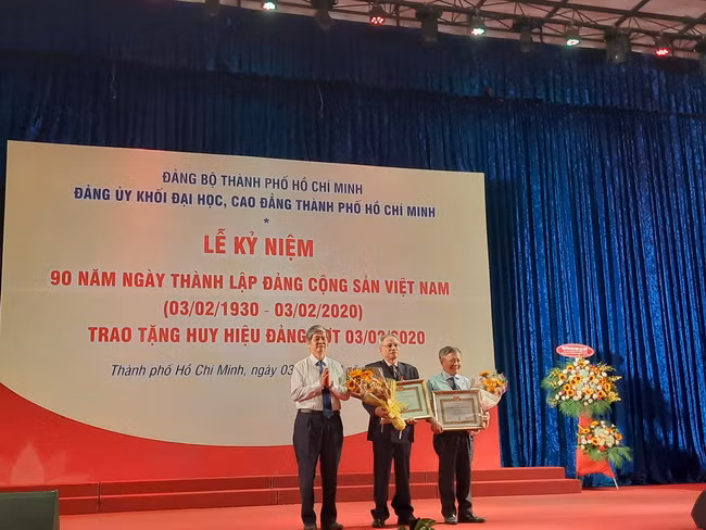 Phó Bí thư Thường trực Đảng ủy khối Phạm Thiên Kha trao Huy hiệu cho các đảng viên