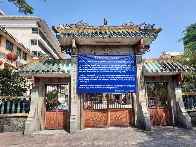 Bảng thông báo cũng được gắn trước cổng chùa Ông Bổn -Miếu Nhị Phủ, trên đường Hải Thượng Lãn Ông- quận 5